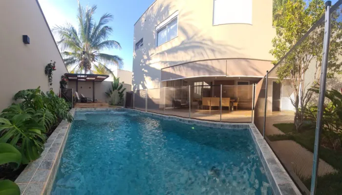 Casa (Em condomínio), com 4 quartos e 5 banheiros à Venda, 350 m² em Uberlândia/MG