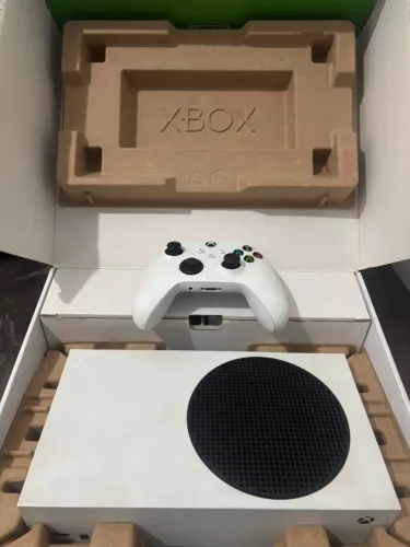 Xbox Series S na Caixa com tudo perfeito