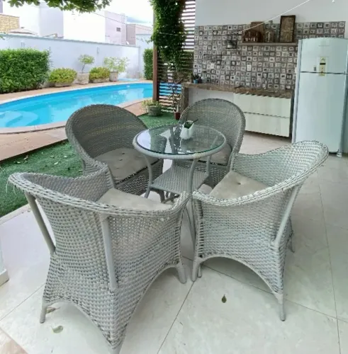 Conjunto de mesa e cadeiras para varanda