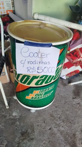 Cooler com rodinhas. Excelente para festas, luaus...