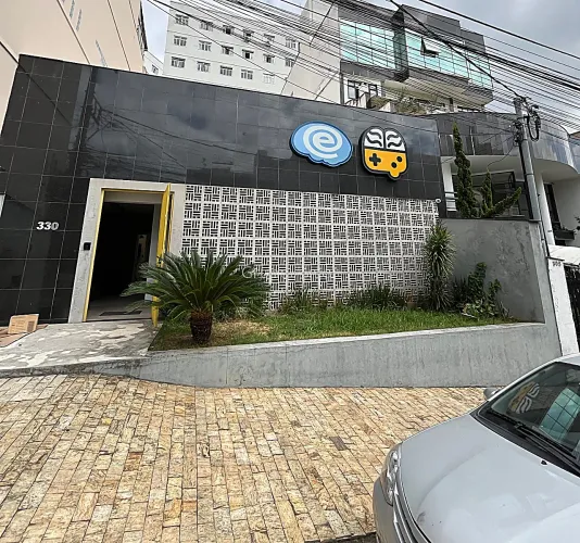 Casa comercial com excelente layout e ótimo acabamento.