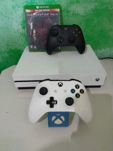 Xbox one S 1 tbm impecável 2 controles 4 jogos
