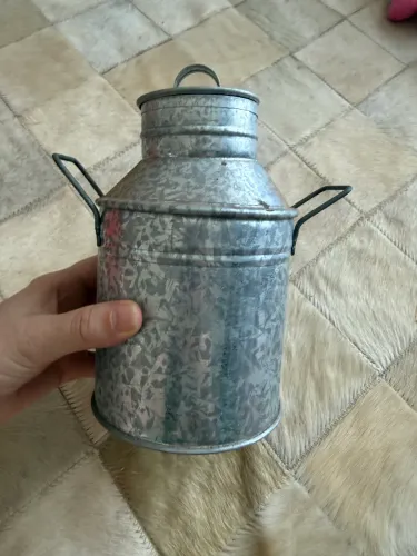 Item de decoração leiteira pequena