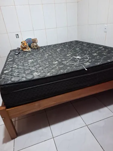 Vendo cama Super King com base de madeira semi nova