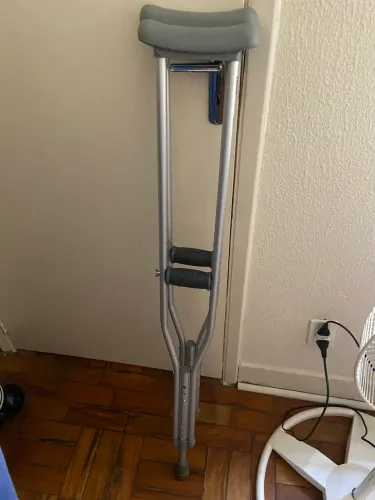 Muleta, em ótimo estado, confortável e regulável 