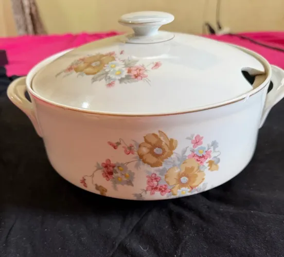 sopeira / terrina vintage com tampa, em Porcelana Real