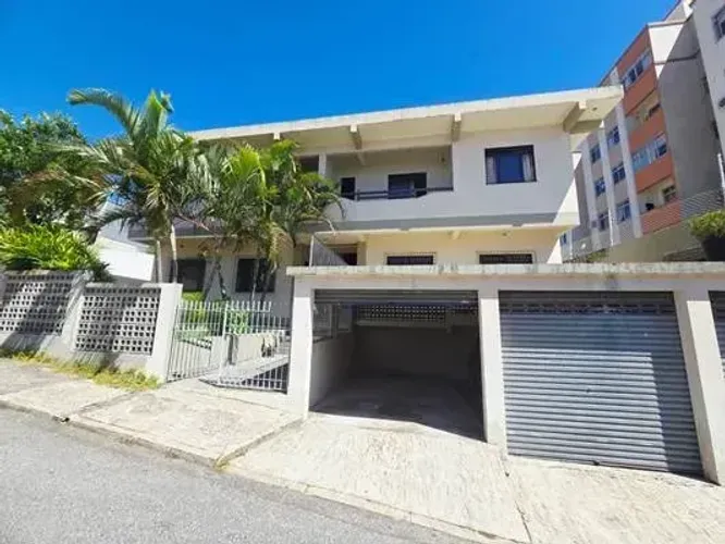 Dois prédios residenciais próximos ao Estreito