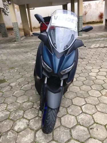 Moto muito nova em garantia de fabrica com as revisões realizadas na concessionária 