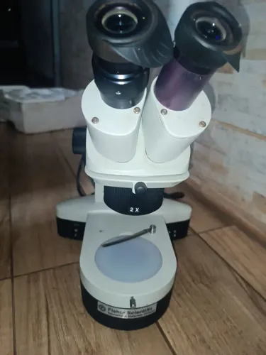 Microscópio com de bancada