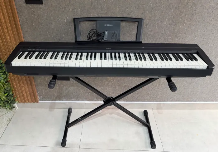Piano Yamaha P-35 + Pedal + Estante para partitura + Suporte Saty