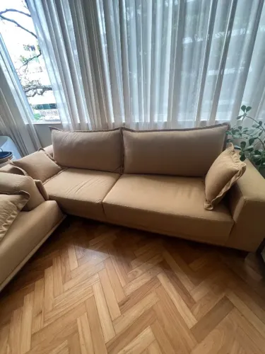 Sofá 3 lugares. Semi-novo. Confortável. Estofado anti arranhão de gato.