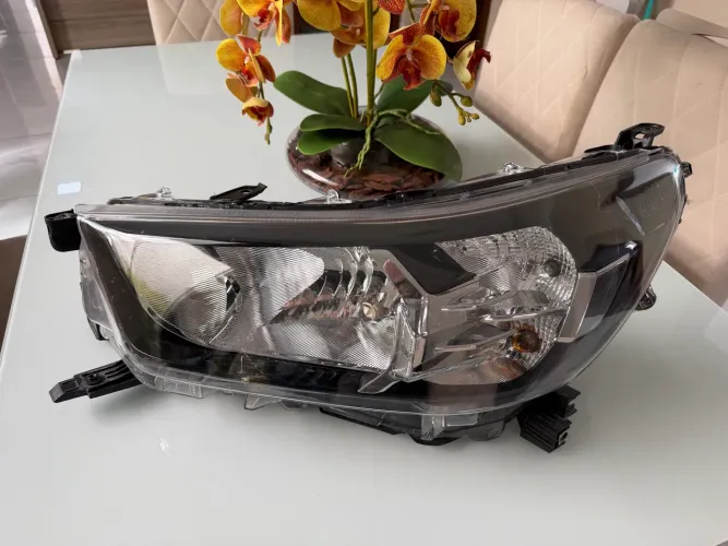Farol esquerdo hilux 2021a 2023 sem led