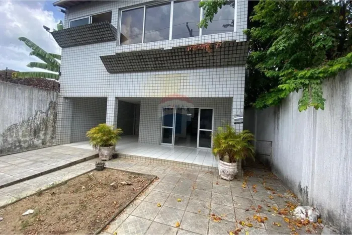 Casa Ampla na Várzea: 5 Quartos, 2 Suítes, 6 Banheiros