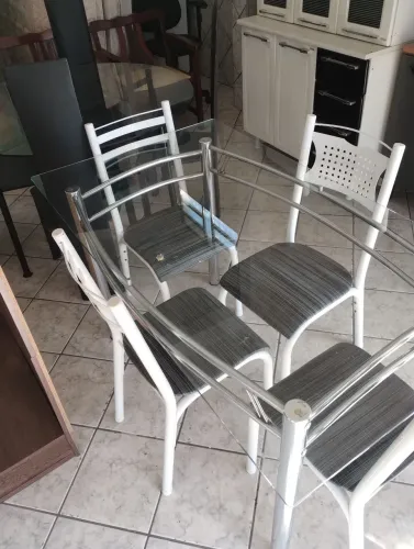 Vendo uma mesa 4 cadeiras