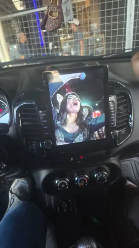 Multimídia tesla Fiat Toro carplay sem fio Android auto 