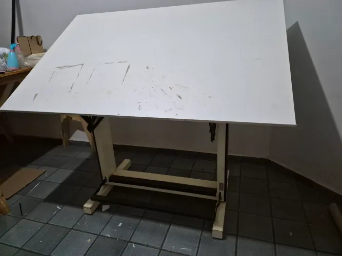 Mesa de desenho regulável