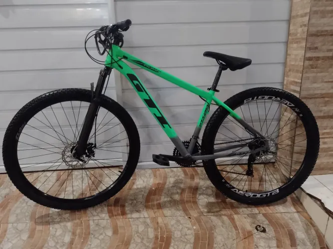 Bicicleta Aro 29 verde limão. Com documentos 