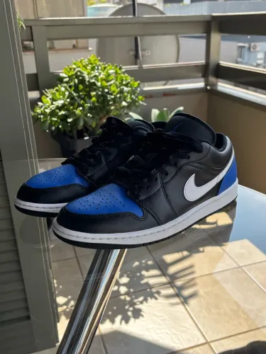 AIR JORDAN 1 LOW BLUE ROYAL (SOLA PRETA) n 42