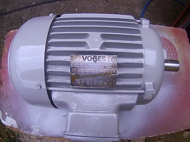 Motor elétrico trifásico Voges Potência  4 CV 220/380V de 1710 rpm Carcaça blindado 