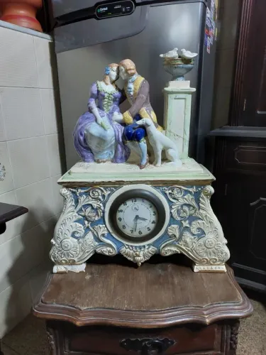 ESCULTURA PORCELANA ANTIGA ITALIANA COM RELOGIO 