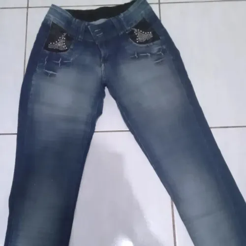 Calça Jeans feminina c/ detalhes nos bolsos.