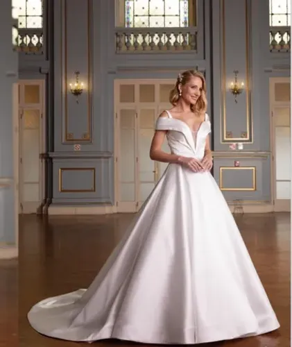 Vestido noiva rodado, off-white, decote ombro a ombro com pala profunda.