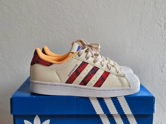 tenis adidas superstar edição Disney (seminovo)