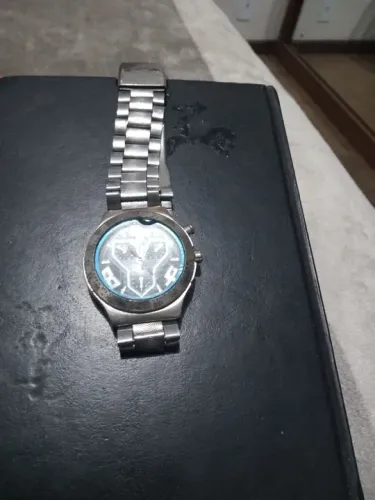 Relógio com pulseira de aço