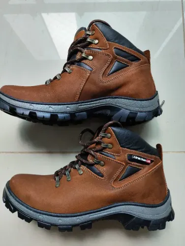 Bota Adventure para trilha em couro nobuck na cor castor, nova, nunca usada, tamanho 41