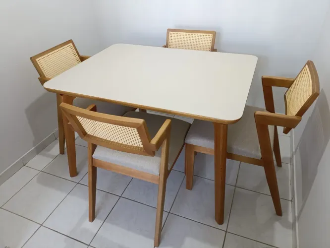 Conjunto Mesa de Jantar 4 Cadeiras em madeira maciça jade