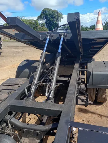 Caminhão plataforma guincho 