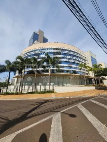 Salão Comercial para alugar com 480m² no bairro Jardim Botânico em Ribeirão Preto: Espaço