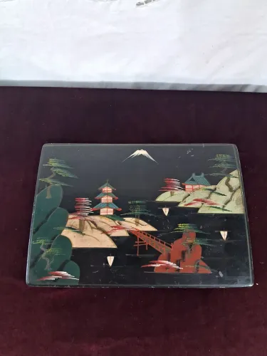 Caixa Musical Oriental Antiga - Funcionando!<br>Uma peça cheia de charme e história, com