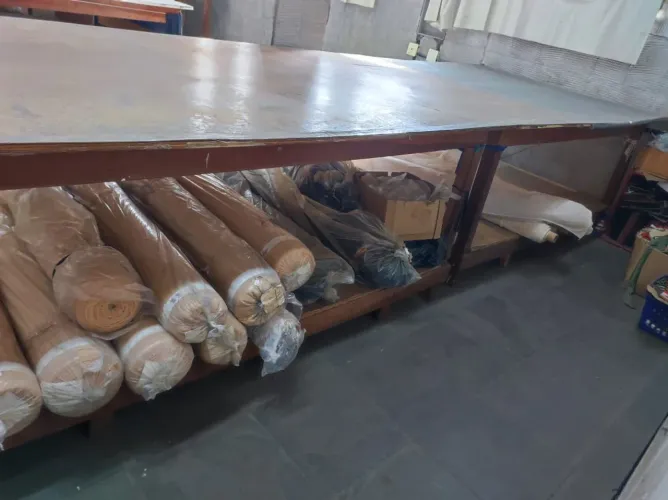 Mesa de madeira para corte de tecido.
