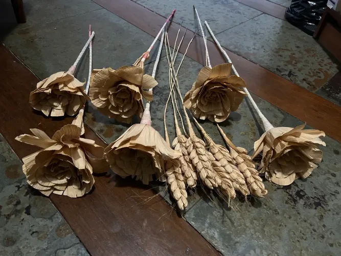 Lote de Flores Artesanais em palha