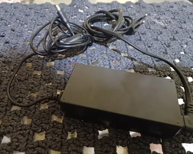 Fonte original Smart TV Sansung + cabo de força em excelente estado.