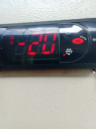 Controlador de temperatura, pressostato, sensor de temperatura. Quadro de comando.