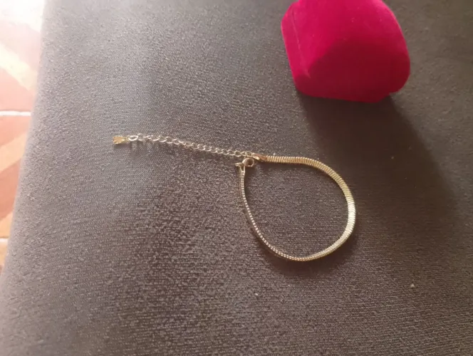 Pulseira de corrente fina dourada