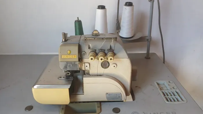 Máquina overloque Singer