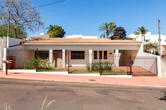Venda de Casas / Alto Padrão na cidade de ARAPONGAS