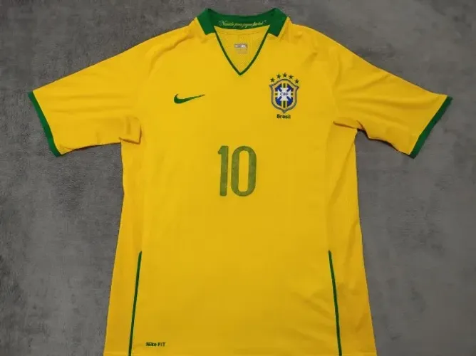 Camisa Oficial Brasil Nike 2008 #10 (Ronaldinho), tamanho GG infantil (49x67cm). Veste PP.