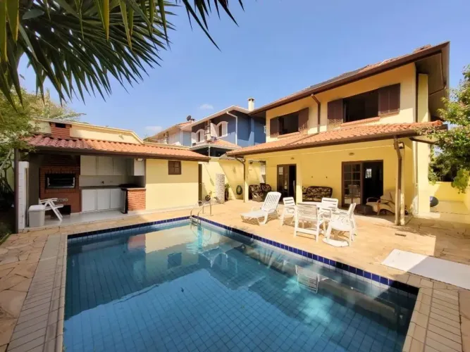 CASA 3 QUARTOS / SUÍTES, CONDOMÍNIO COM LAZER NA GRANJA VIANA.