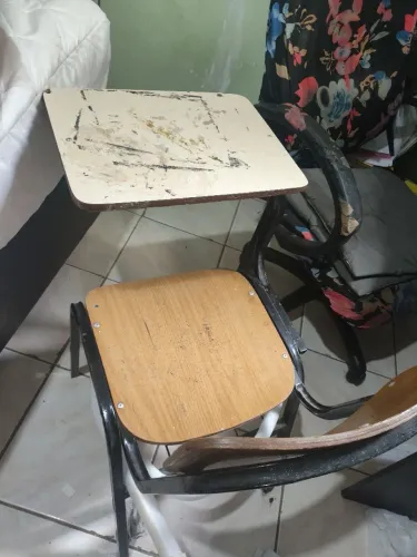 Cadeira com braço para estudo