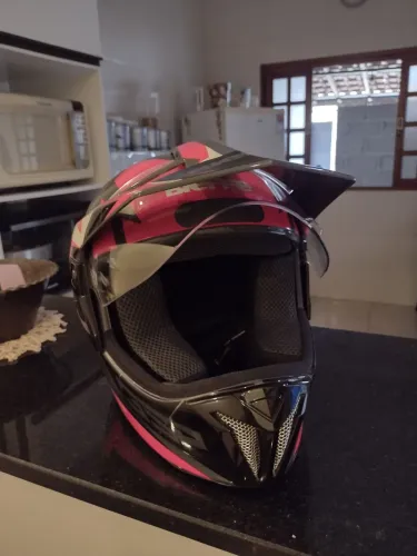 Capacete Bieffe rosa em perfeitas condições