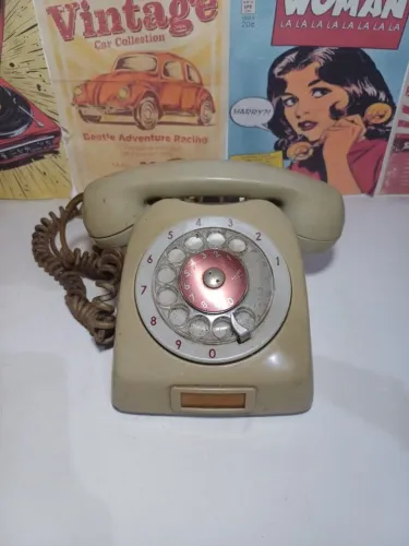 Telefone de discagem antigo no estado COR BEGE