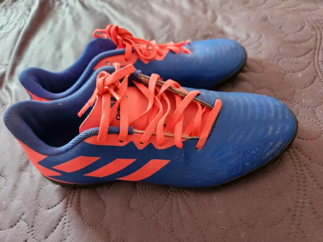 Chuteiras Adidas Azuis e Laranjas