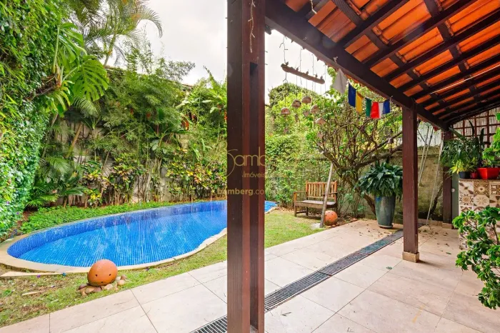 Casa com jardim e piscina no Alto da Boa Vista