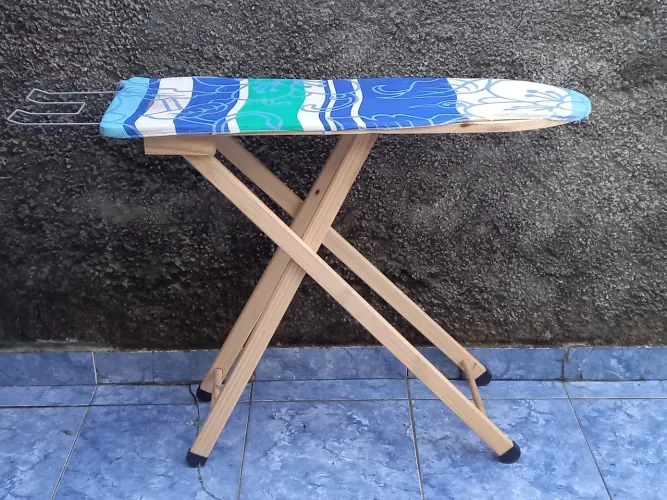 Tábua de Passar Roupa de Madeira Dobrável