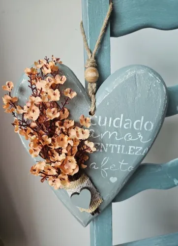 Coração de madeira decorativo