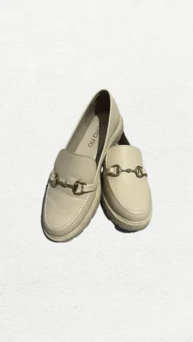 Loafer - Mocassim bege beira rio